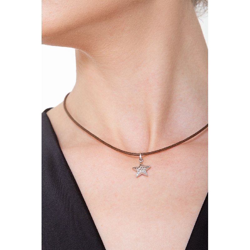 Colgante estrella abombada en oro blanco 18k