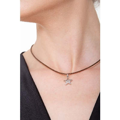 Colgante estrella abombada en oro blanco 18k