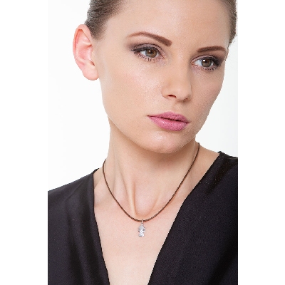 Colgante niña en oro blanco 18k con pavé de circonitas