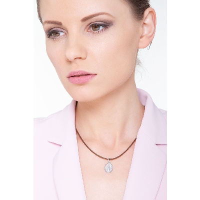 Medalla sagrada de la Virgen en oro blanco de 18k