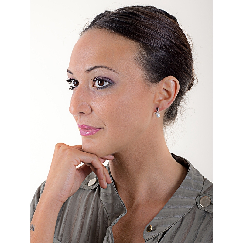 Pendientes en forma de nudo de oro blanco de 18 quilates con perlas y circonitas