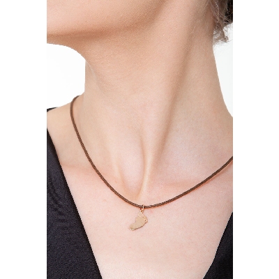 Colgante piecitos en oro rosa