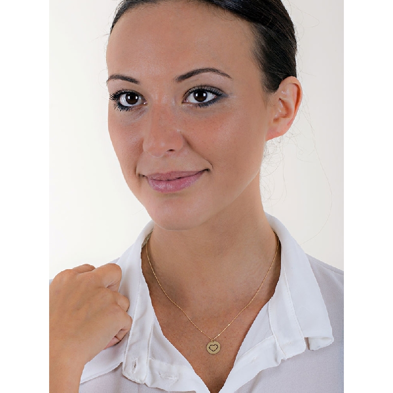 Collar en oro amarillo 18k con medalla plana y corazon calado