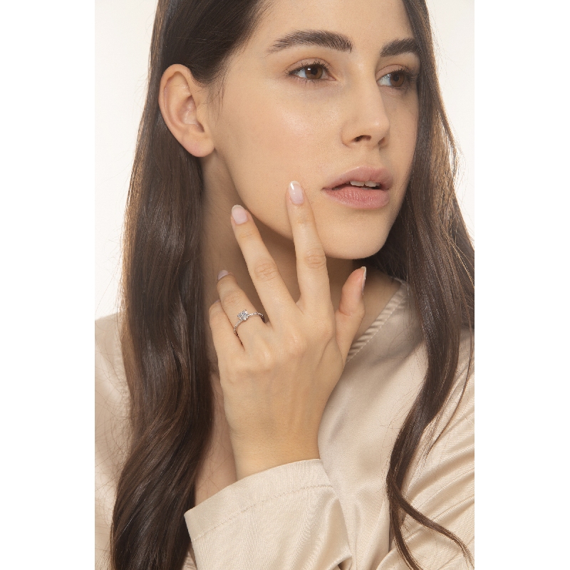 Anillo en oro blanco con circonita talla corazón y circonitas en el aro