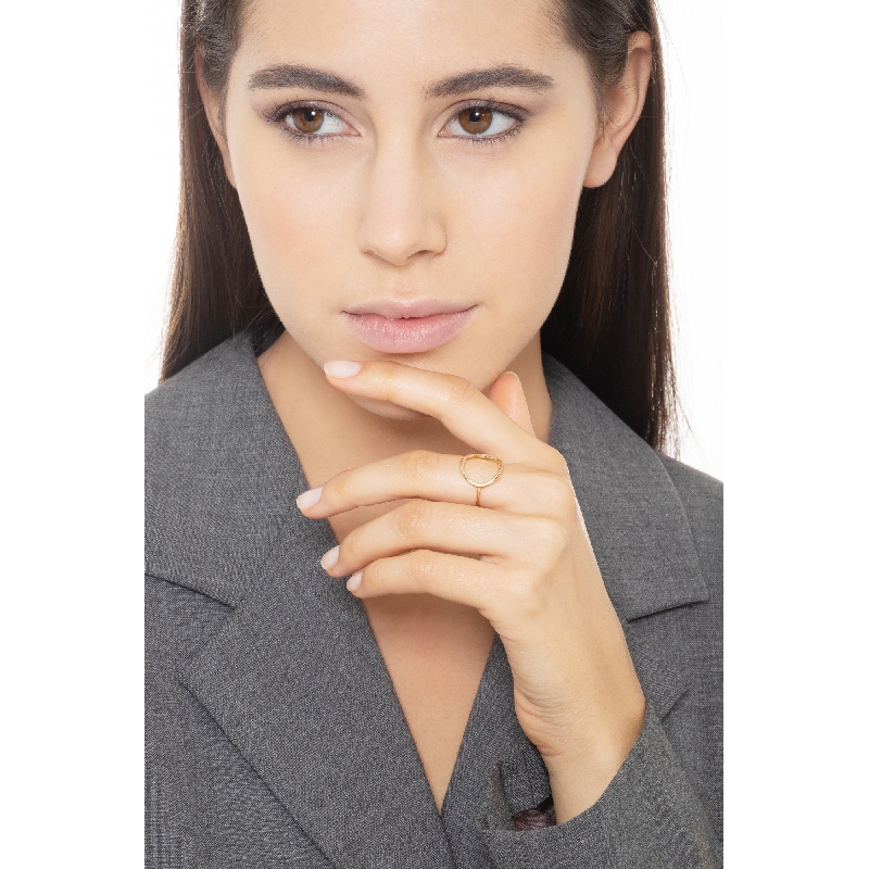 Anillo en oro amarillo 18k con círculo de diseño abierto