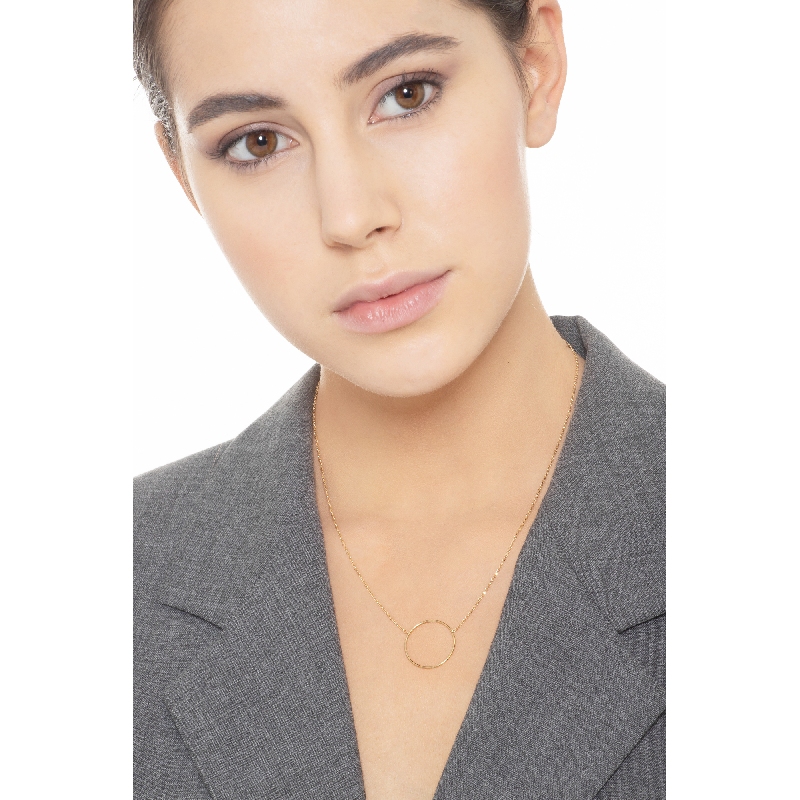 Collar de oro amarillo 18k con colgante en forma de círculo Collar de oro amarillo 18k con colgante en forma de círculo