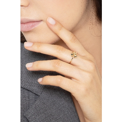 Anillo en oro amarillo de 18k con  cuatro hojas.