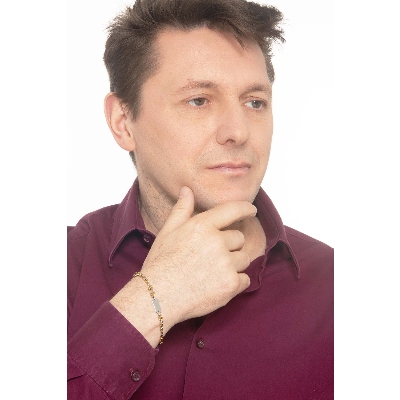 Pulsera con placa de oro amarillo y blanco de 18k