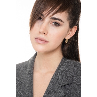 Pendientes en oro amarillo de 18 quilates con diseño moderno