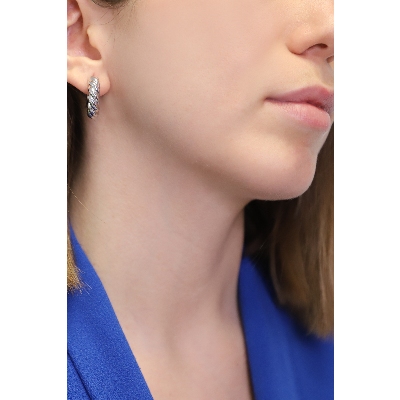 Aros torcidos en oro blanco de 18 quilates