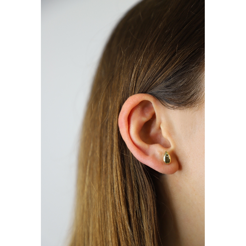 Pendientes en oro amarillo 18k con diseño de gota pequeña