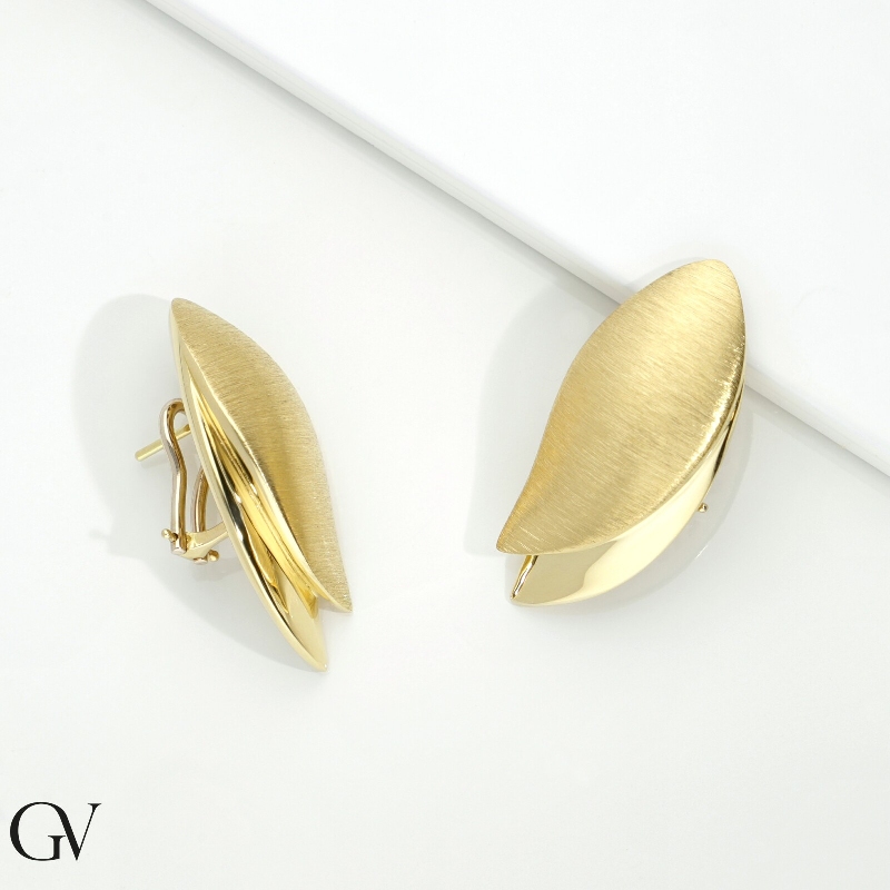 Pendientes en forma de pétalo satinado y brillante en oro amarillo 18k Pendientes en forma de pétalo satinado y brillante en oro amarillo 18k