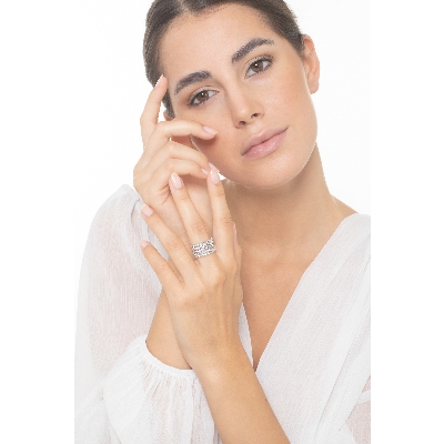 Anillo banda en oro blanco de 18k con 5 filas de 13 diamantes