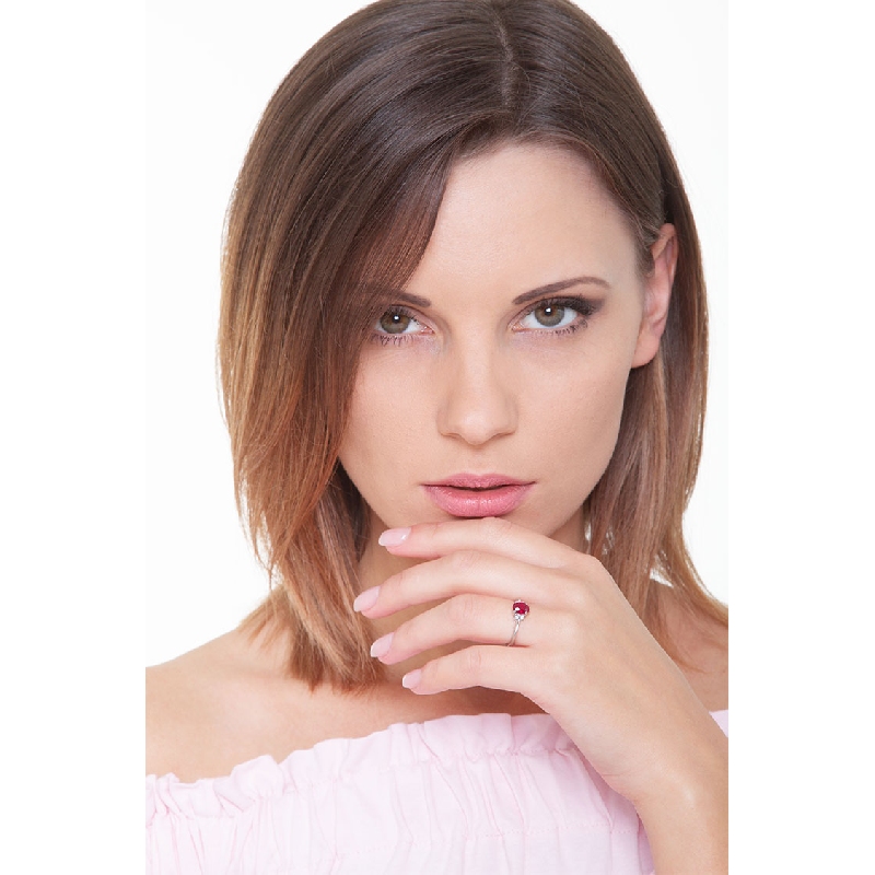 Anillo en oro blanco 18k con rubí y diamantes