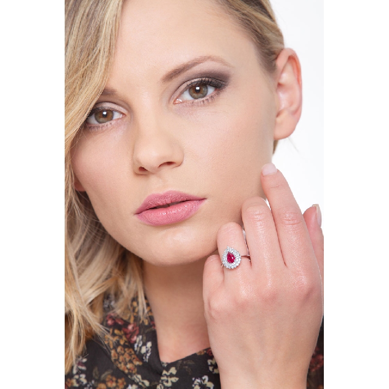 Anillo en oro blanco 18k con rubi gota y doble fila de diamantes