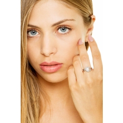 Anillo en oro blanco de 18 quilates con una perla y diamantes 2