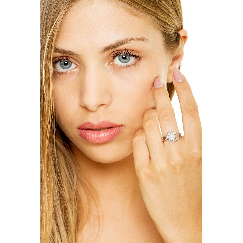 Anillo en oro blanco de 18 quilates con una perla y diamantes Anillo en oro blanco de 18 quilates con una perla y diamantes