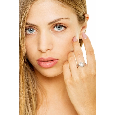 Anillo en oro blanco de 18 quilates con una perla y diamantes