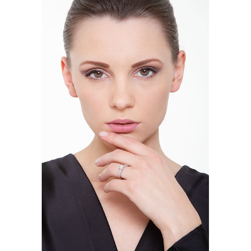 Anillo tipo solitario mujer en oro blanco de 18k Anillo tipo solitario mujer en oro blanco de 18k