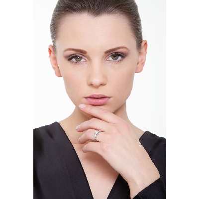 Anillo tipo solitario mujer en oro blanco de 18k