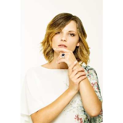 Anillo con zafiro azul y diamantes en oro blanco 18k