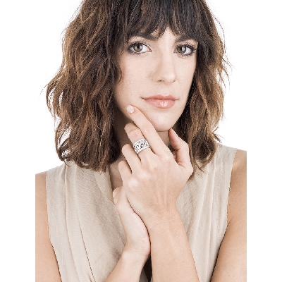 Anillo en oro blanco 18k con diamantes brillantes formando elipses