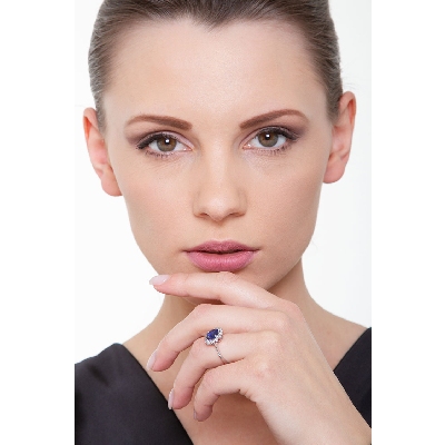 Anillo Lady Di de Oro Blanco 18k con Zafiro Azul y Diamantes