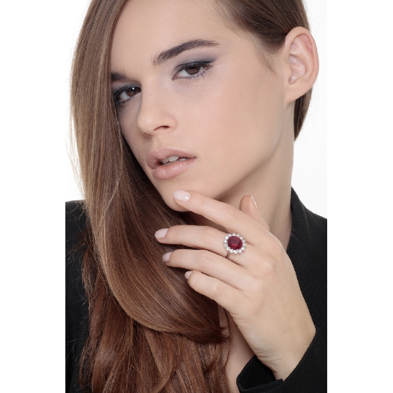 Anillo Lady Di  en oro blanco 18k con rubí oval y diamantes