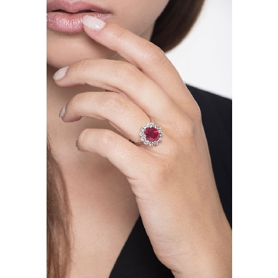 Anillo clásico Lady di en oro blanco 18k con rubí oval y diamantes