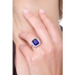 Anillo en oro blanco 18k con zafiro azul rodeado de diamantes 2