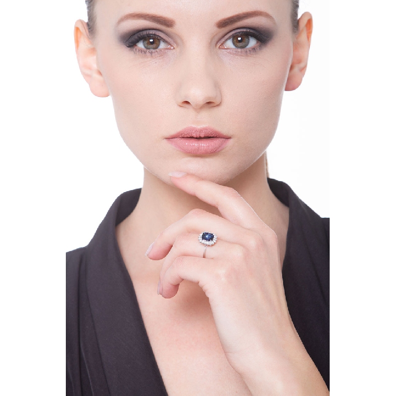 Anillo contorno en oro blanco 18k con zafiro azul y diamantes  Anillo contorno en oro blanco 18k con zafiro azul y diamantes