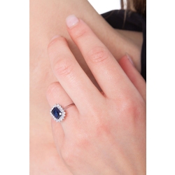 Anillo contorno en oro blanco 18k con zafiro azul y diamantes  2