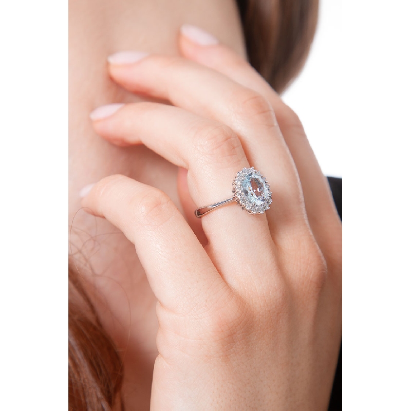Anillo contorno en oro blanco de 18k con centro de aquamarina y diamantes Anillo contorno en oro blanco de 18k con centro de aquamarina y diamantes