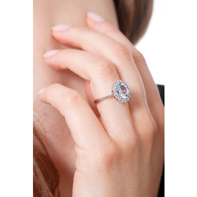 Anillo contorno en oro blanco de 18k con centro de aquamarina y diamantes
