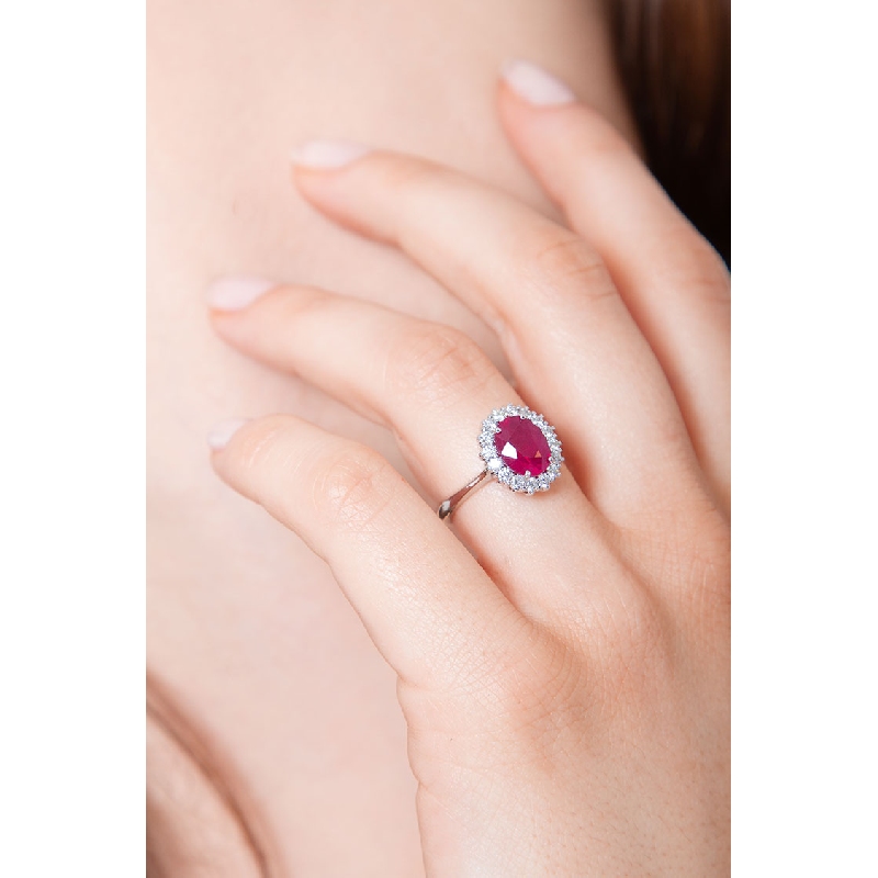 Anillo en oro blanco 750 con rubí ovalado y contorno de diamantes