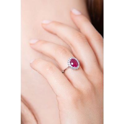 Anillo en oro blanco 750 con rubí ovalado y contorno de diamantes