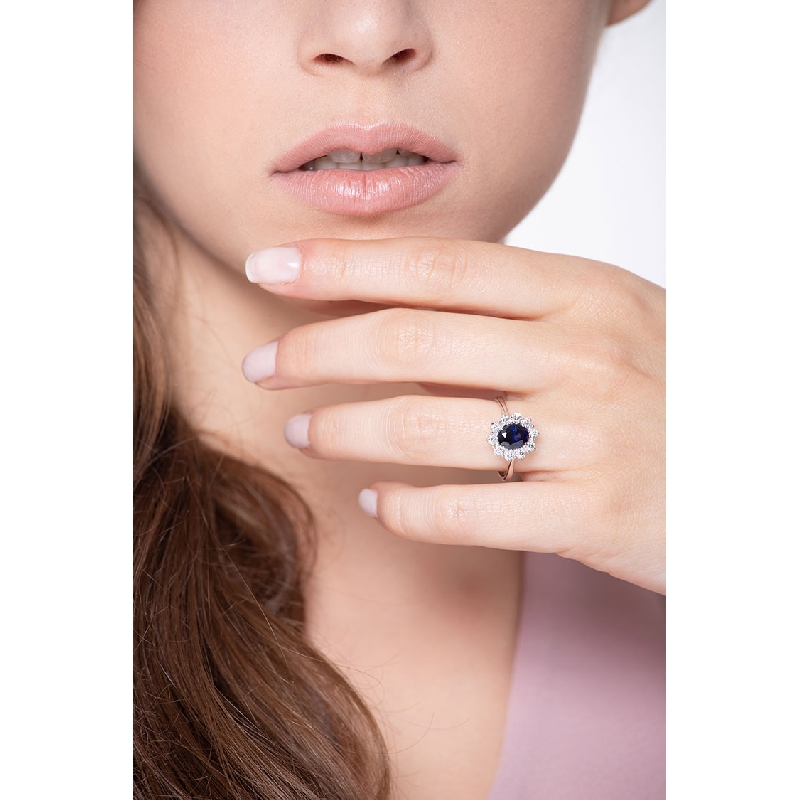 Anillo en oro blanco 750 con zafiro azul y diamantes