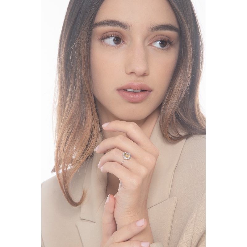 Anillo en oro blanco 18k con citrino ovalado y diamantes