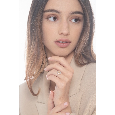 Anillo en oro blanco 18k con citrino ovalado y diamantes