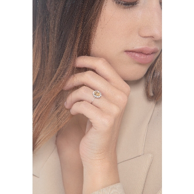 Anillo en oro blanco 18k con citrino ovalado y diamantes