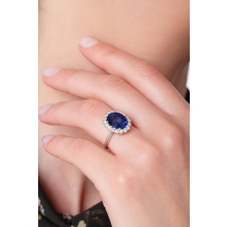 Anillo en oro blanco 18k con zafiro ovalado y diamantes 2