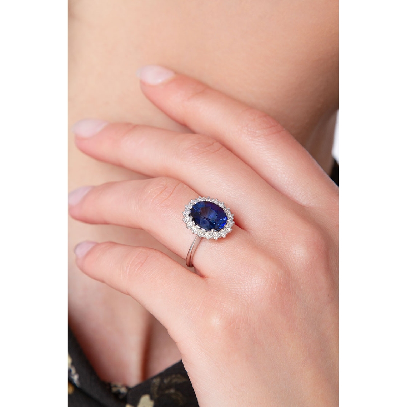 Anillo en oro blanco 18k con zafiro ovalado y diamantes