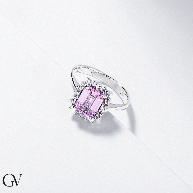 Anillo en oro blanco con zafiro rosa y halo de diamantes Anillo en oro blanco con zafiro rosa y halo de diamantes