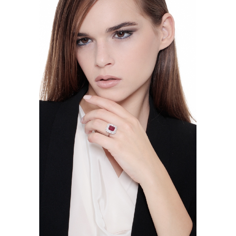 Anillo Halo en oro blanco 18k con rubí y diamantes