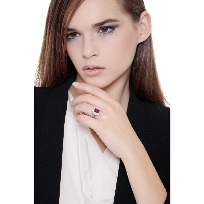 Anillo Halo en oro blanco 18k con rubí y diamantes