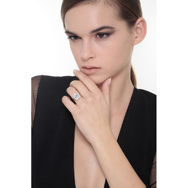 Anillo halo en oro blanco 18k con aguamarina 9x7 y diamantes