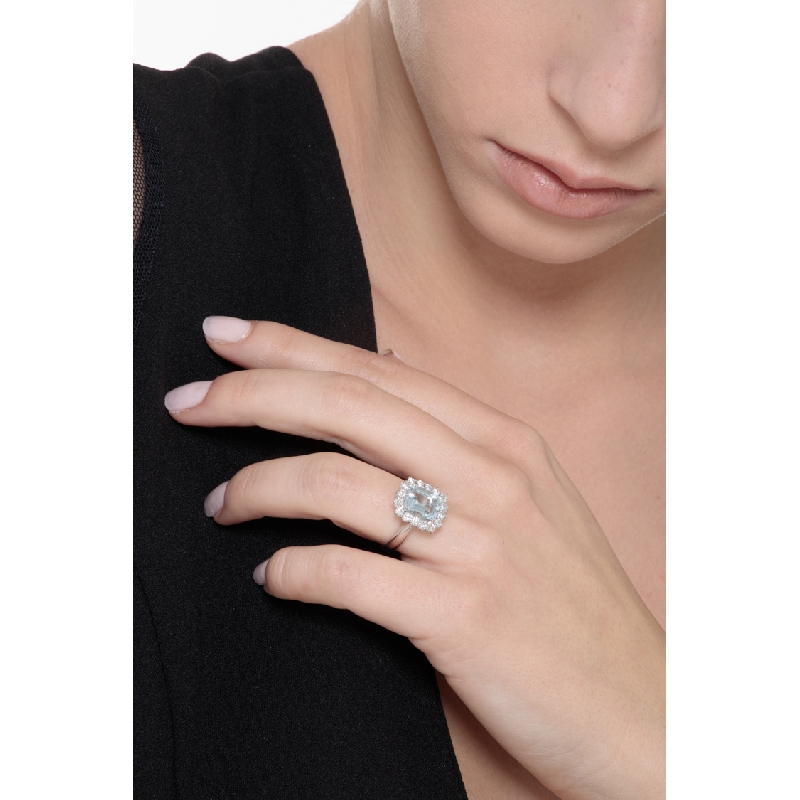 Anillo halo en oro blanco 18k con aguamarina 9x7 y diamantes
