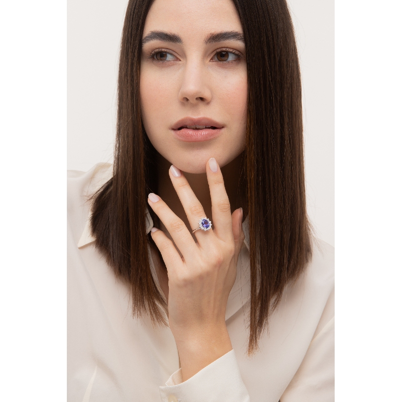 Anillo en oro blanco 750 con una tanzanita ovalada  Anillo en oro blanco 750 con una tanzanita ovalada
