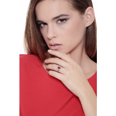 Anillo Lady Di en oro blanco 18k con rubí oval y 14 diamantes