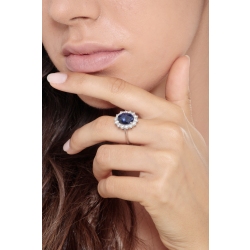 Anillo halo en oro blanco 18k con diamantes y zafiro azul central 2